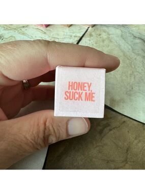 JEFFREE STAR VELOUR LIPSTICK - Honey, Suck Me